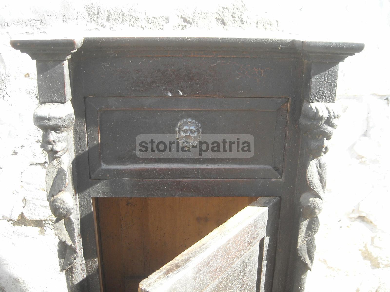 Antico Mobile, Utilissimo Comodino, Decorative Sculture Lignee, Ebanisteria d'Epoca immagine 2