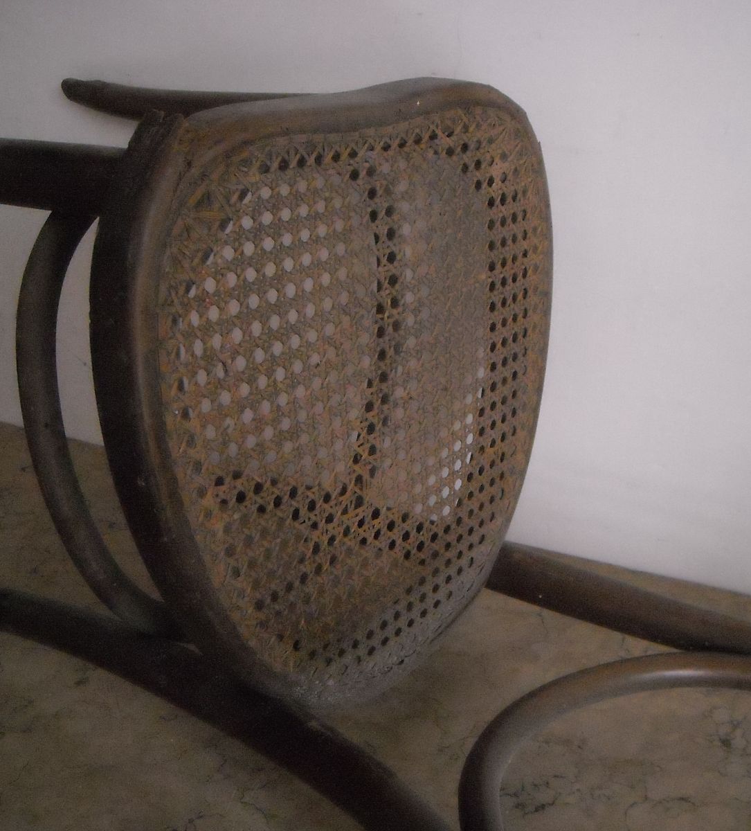 Modernariato, Decorativa Coppia Di Antiche Sedie, Fondo Impagliato, Marchio Kohn immagine 2