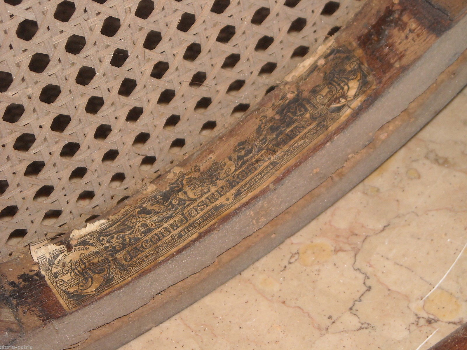 Modernariato, Decorativa Coppia Di Antiche Sedie, Fondo Impagliato, Marchio Kohn immagine 11